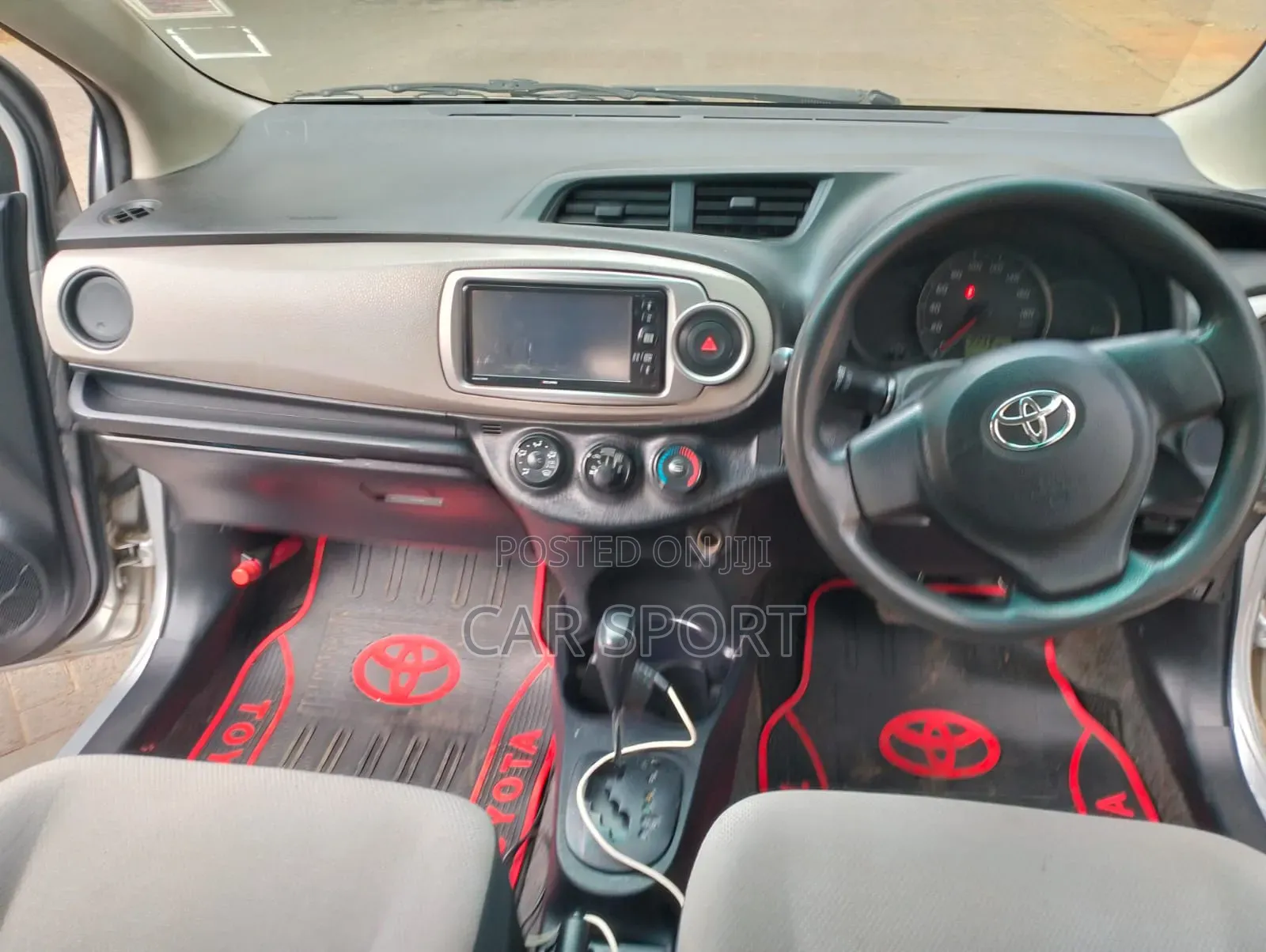 Toyota Vitz 2012 Silver