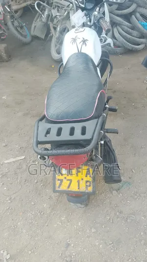 Bajaj Boxer 125 2018 White