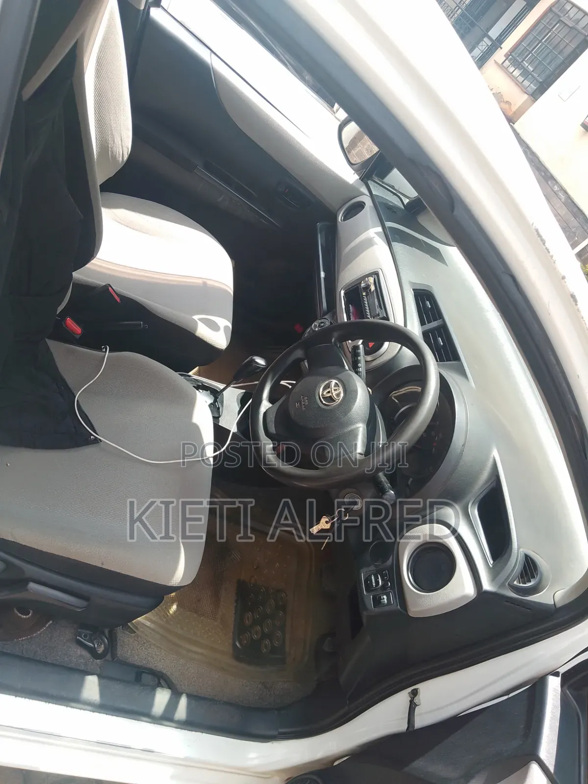 Toyota Vitz 2013 White