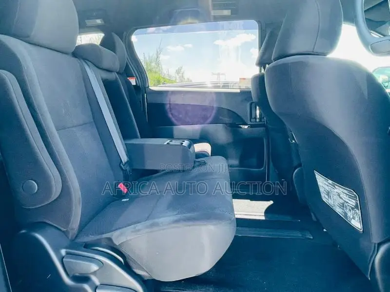 Toyota Estima 2019 Silver