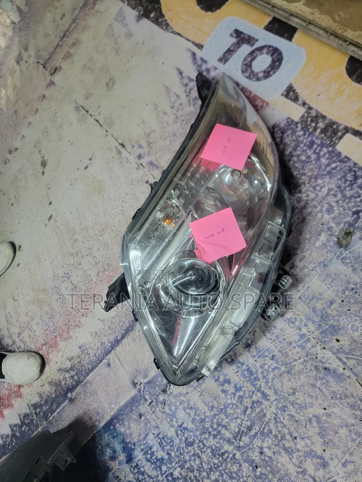 Noah 2015 Headlight