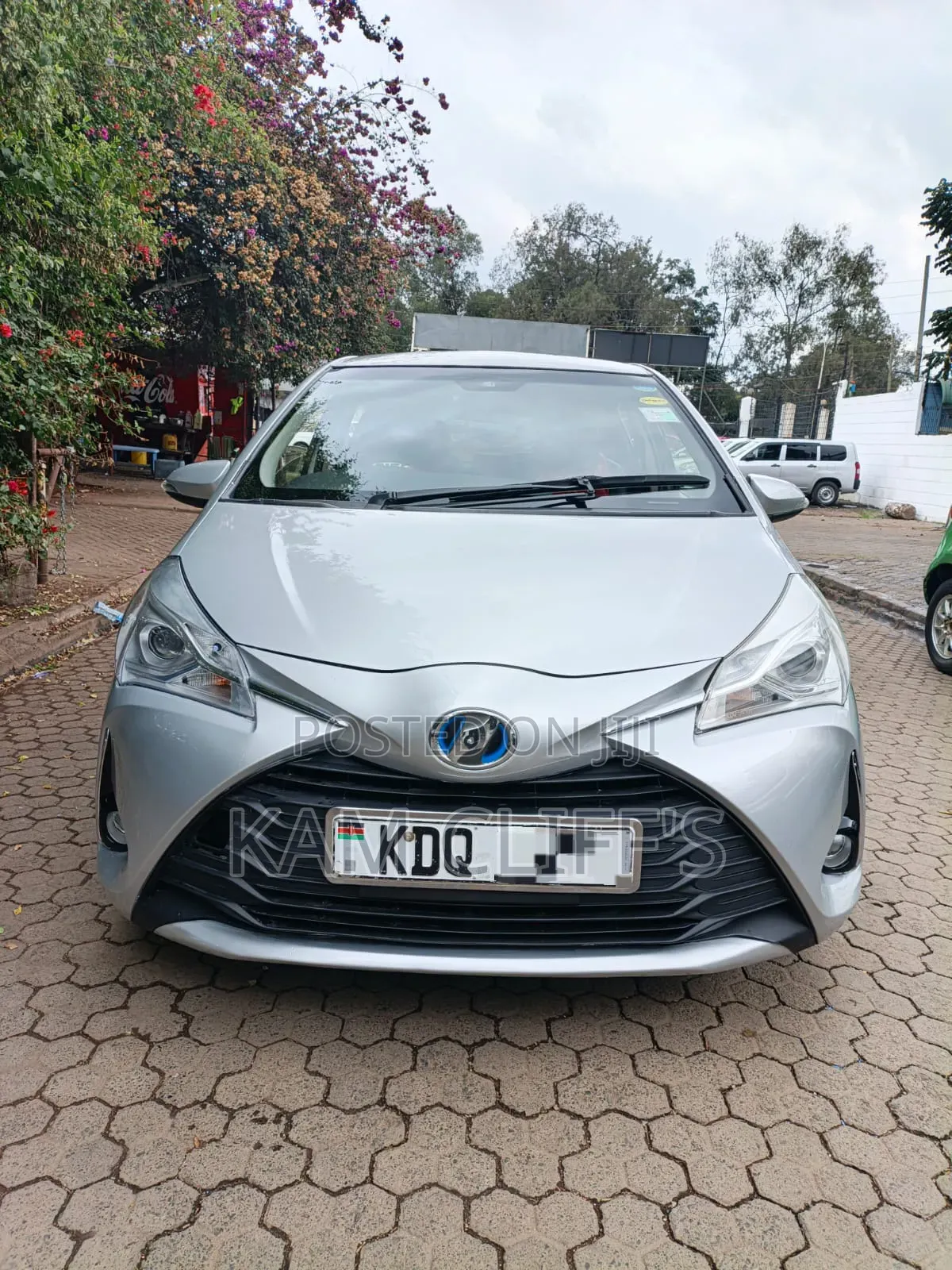 Toyota Vitz 2017 Silver
