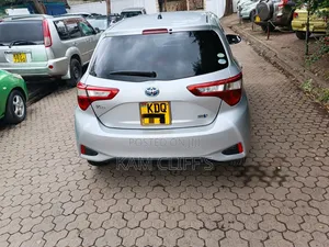 Toyota Vitz 2017 Silver