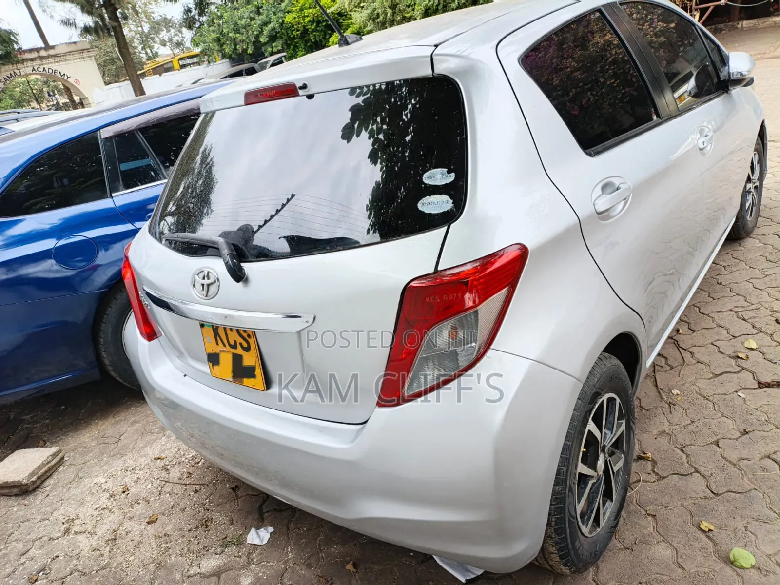 Toyota Vitz 2011 Silver