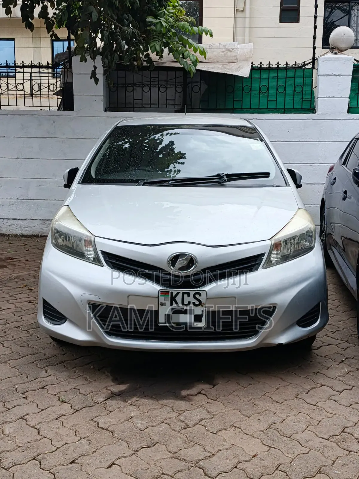 Toyota Vitz 2011 Silver