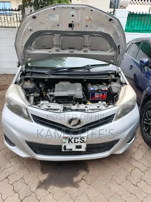 Toyota Vitz 2011 Silver
