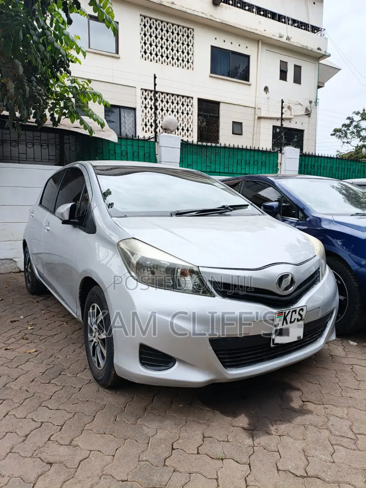 Toyota Vitz 2011 Silver