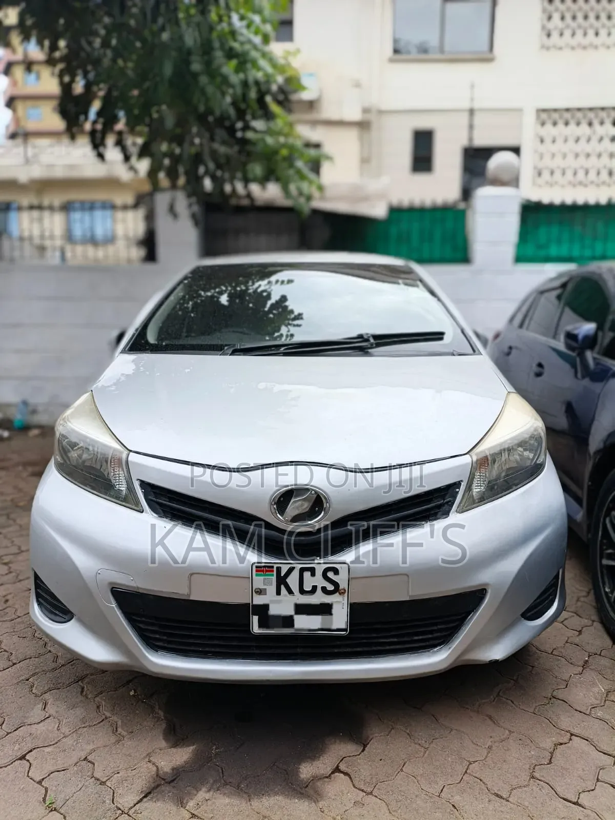 Toyota Vitz 2011 Silver