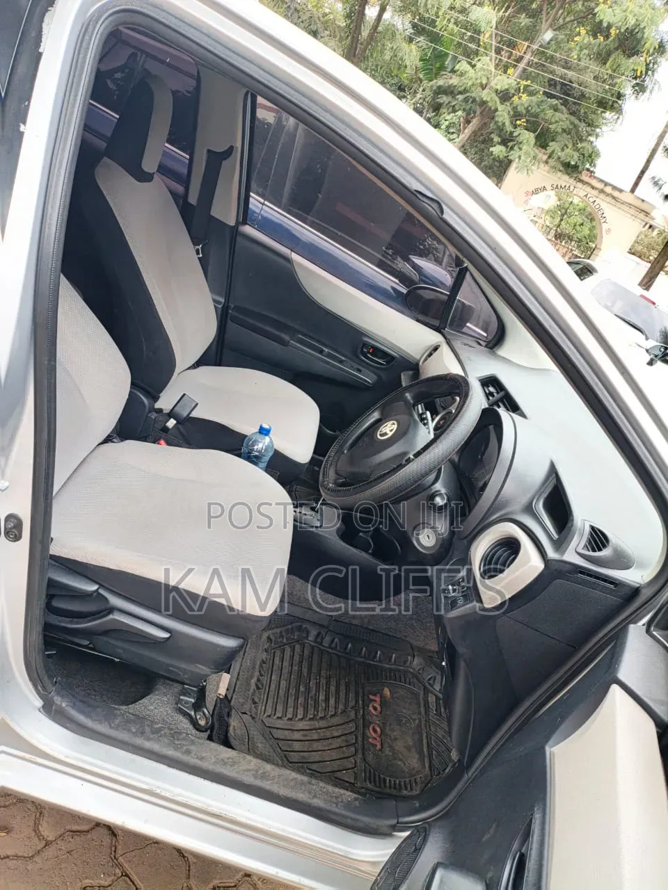 Toyota Vitz 2011 Silver