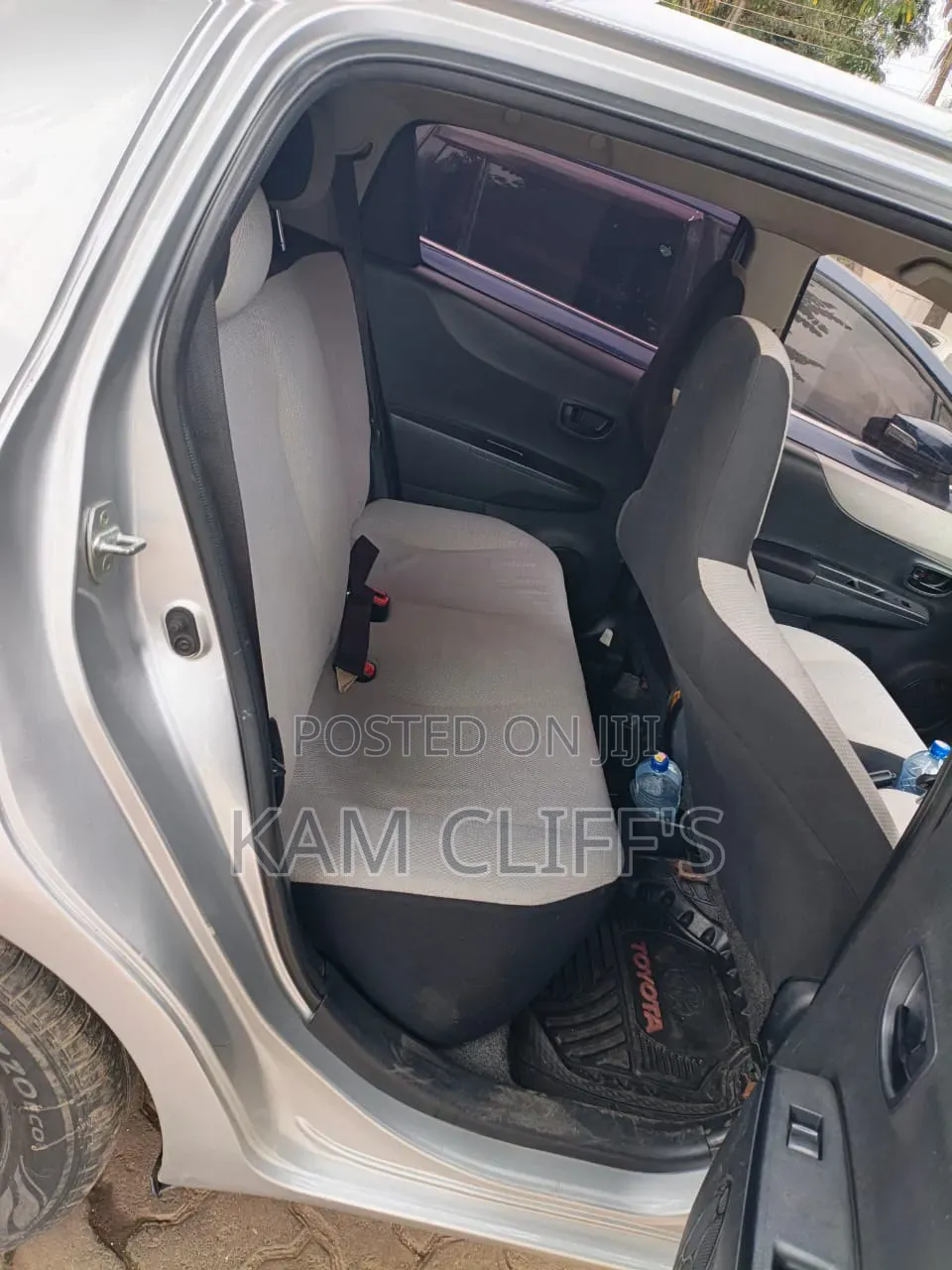 Toyota Vitz 2011 Silver