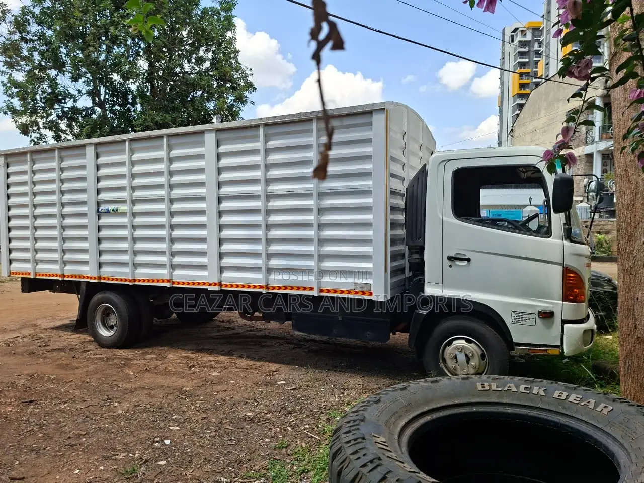 Hino Hino Dutro 2014 White