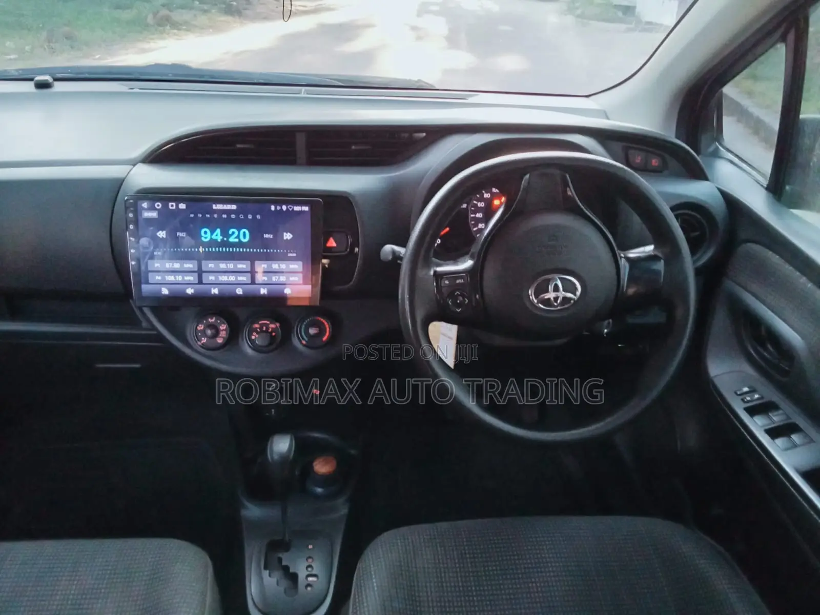 Toyota Vitz 2017 Silver