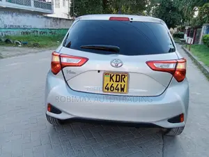 Toyota Vitz 2017 Silver