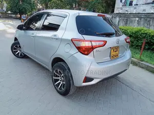 Toyota Vitz 2017 Silver