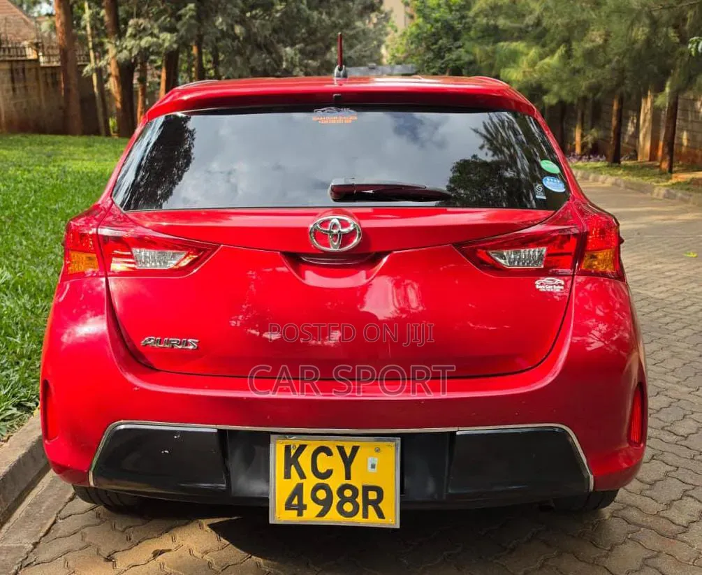 Toyota Auris 2012 Red