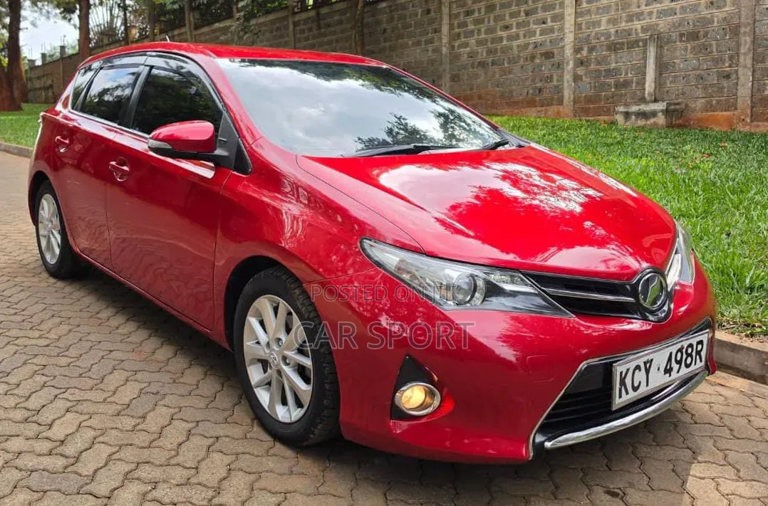 Toyota Auris 2012 Red