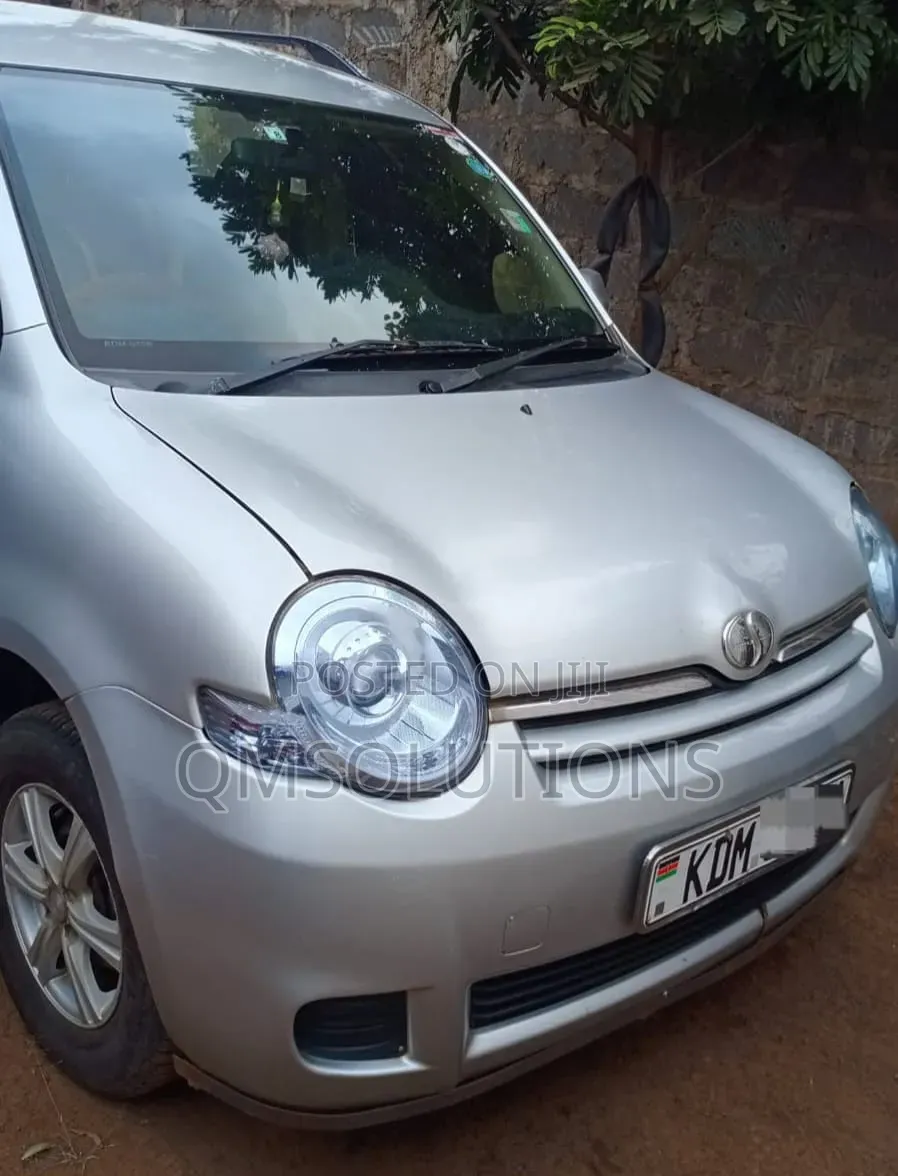 Toyota Sienta 2014 Silver