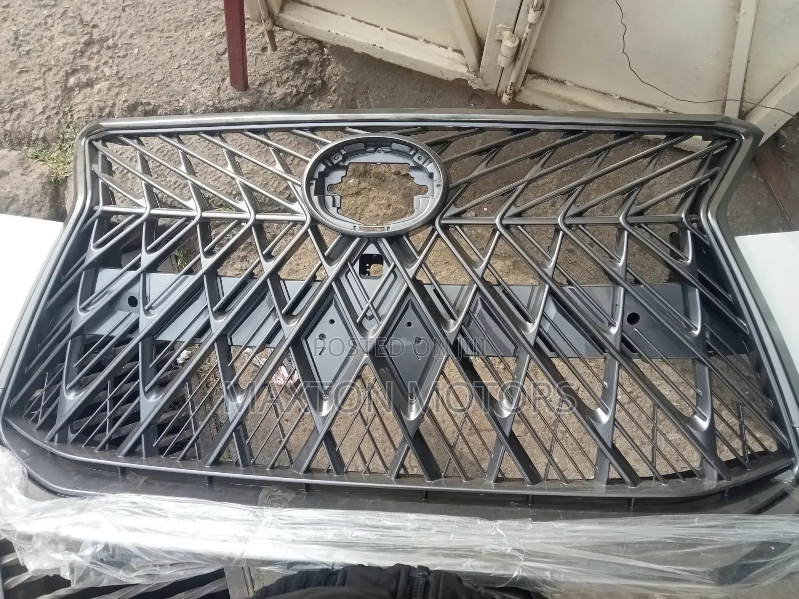 Lexu 570 Sport Grille