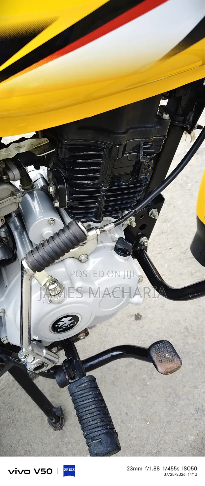 Bajaj Boxer 150 UG 2026 Yellow