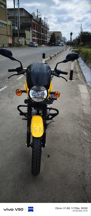 Bajaj Boxer 150 UG 2026 Yellow
