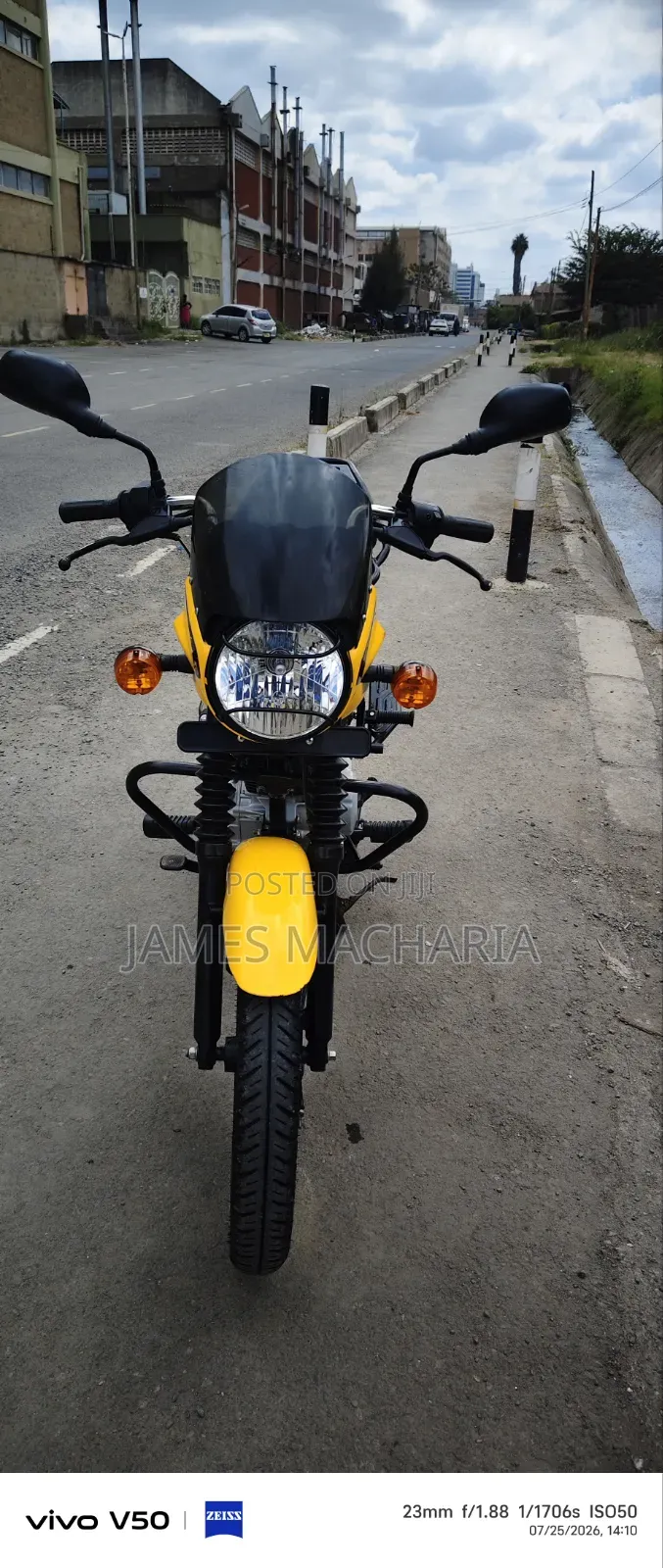 Bajaj Boxer 150 UG 2026 Yellow