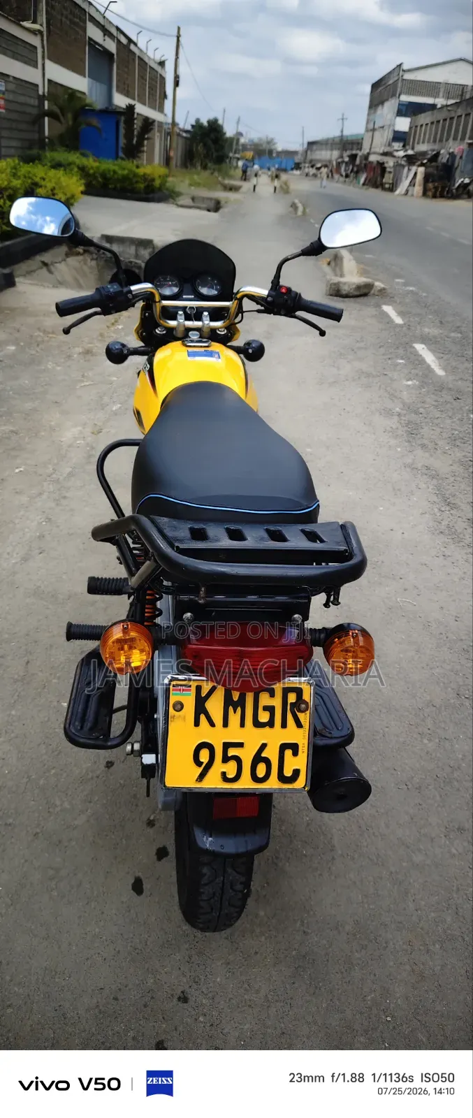 Bajaj Boxer 150 UG 2026 Yellow