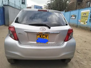 Toyota Vitz 2012 Silver