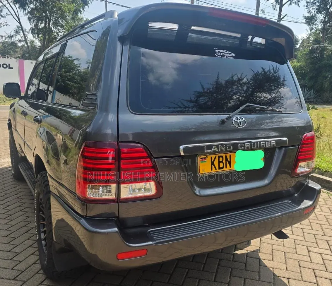 Toyota Land Cruiser 2005 Gray