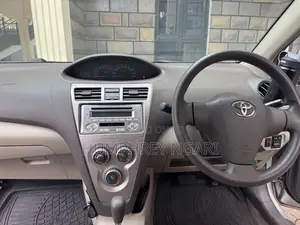 Toyota Belta 2011 Silver