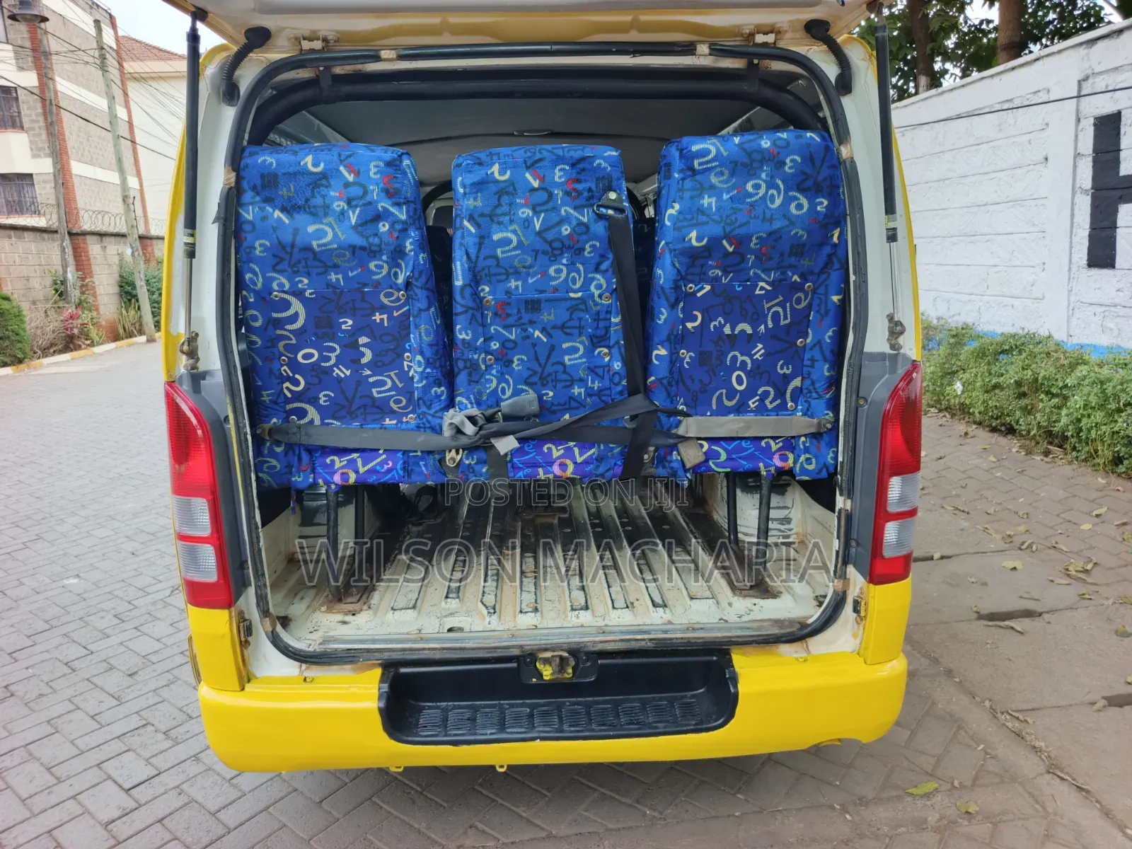 Toyota HiAce 2010 Yellow