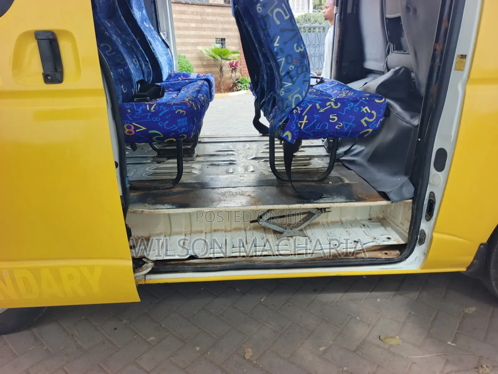 Toyota HiAce 2010 Yellow