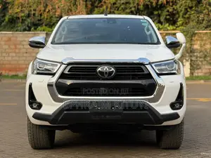 Toyota Hilux 2022 White
