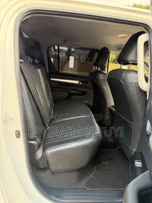 Toyota Hilux 2022 White