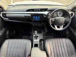 Toyota Hilux 2022 White