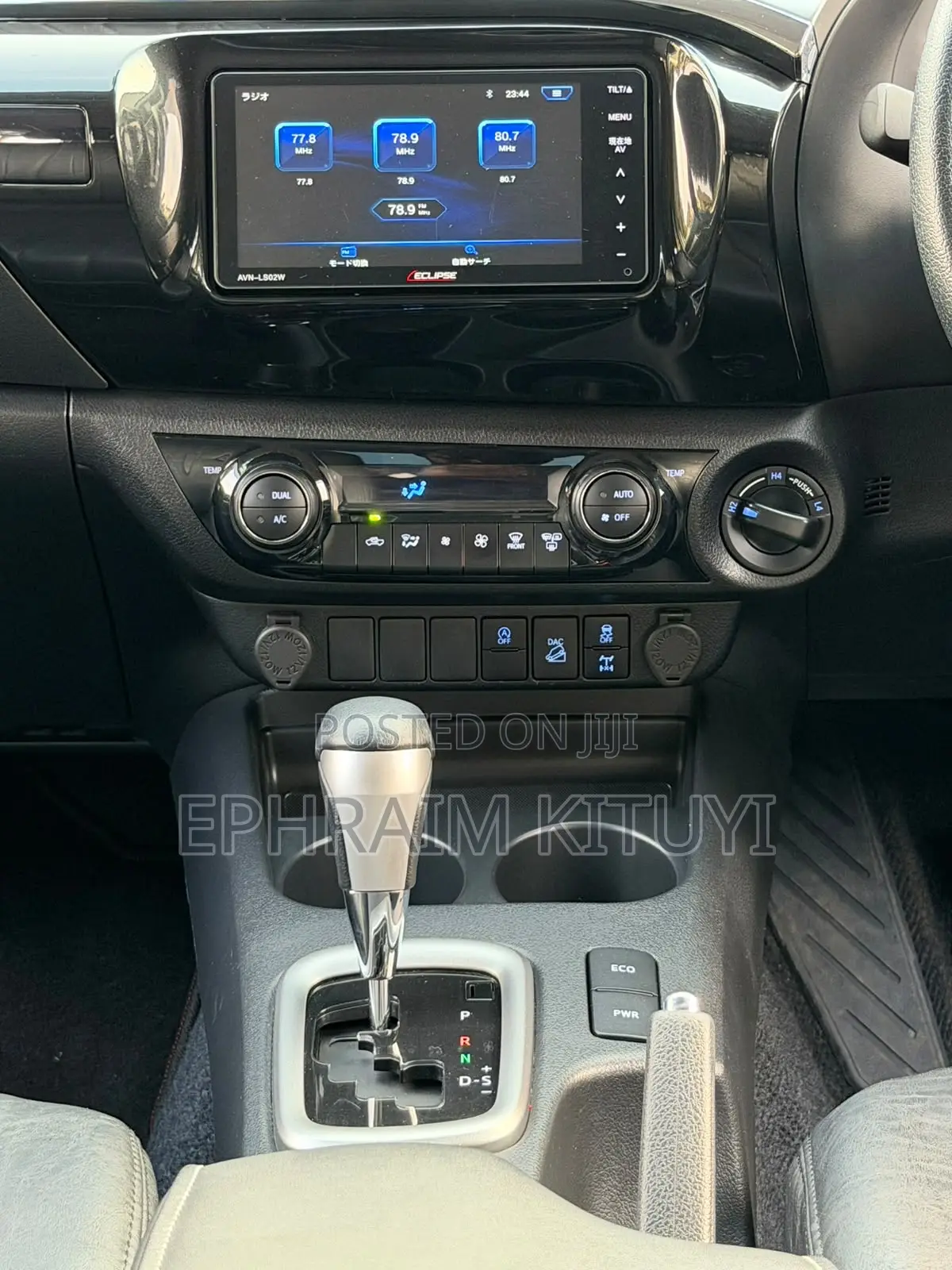 Toyota Hilux 2022 White