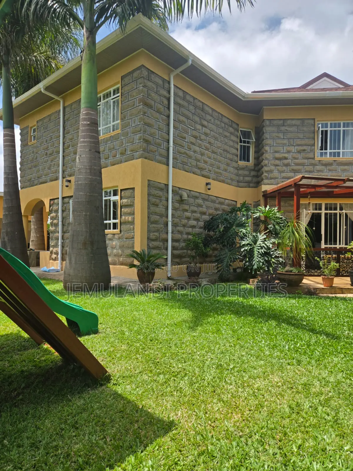 5bdrm Mansion in Katani for sale