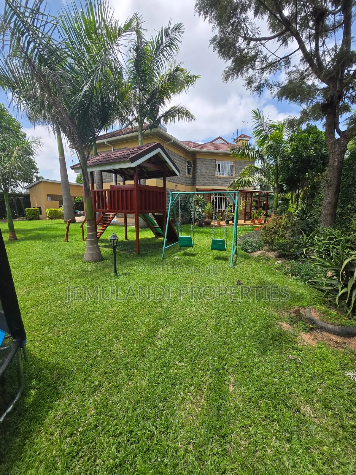 5bdrm Mansion in Katani for sale
