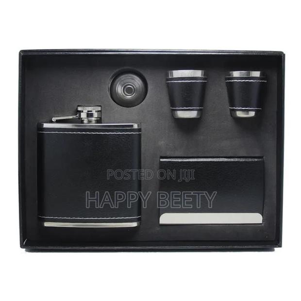 Black Leather-Covered Whiskey Flasks Gift Set
l - thumbnail 2