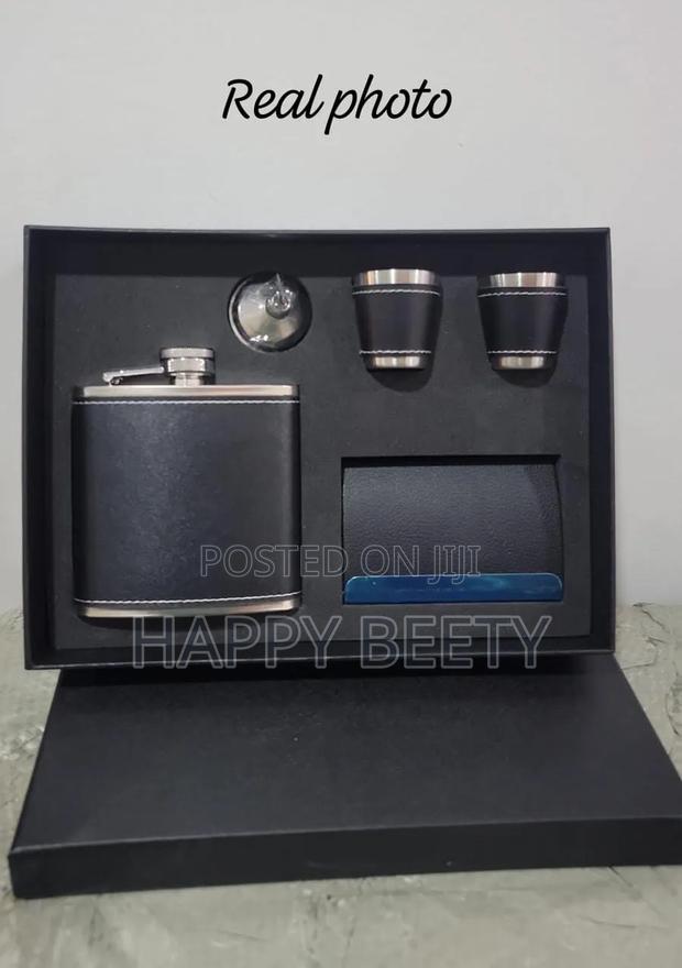 Black Leather-Covered Whiskey Flasks Gift Set
l - thumbnail 3
