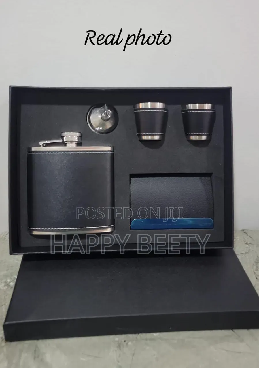 Black Leather-Covered Whiskey Flasks Gift Set
l