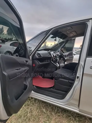 Nissan Serena 2018 Silver