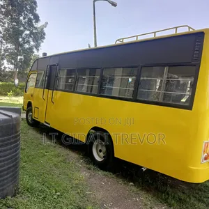 Isuzu NQR 2015 Yellow