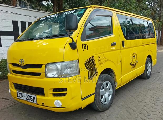 Toyota HiAce 2011 Yellow - main view
