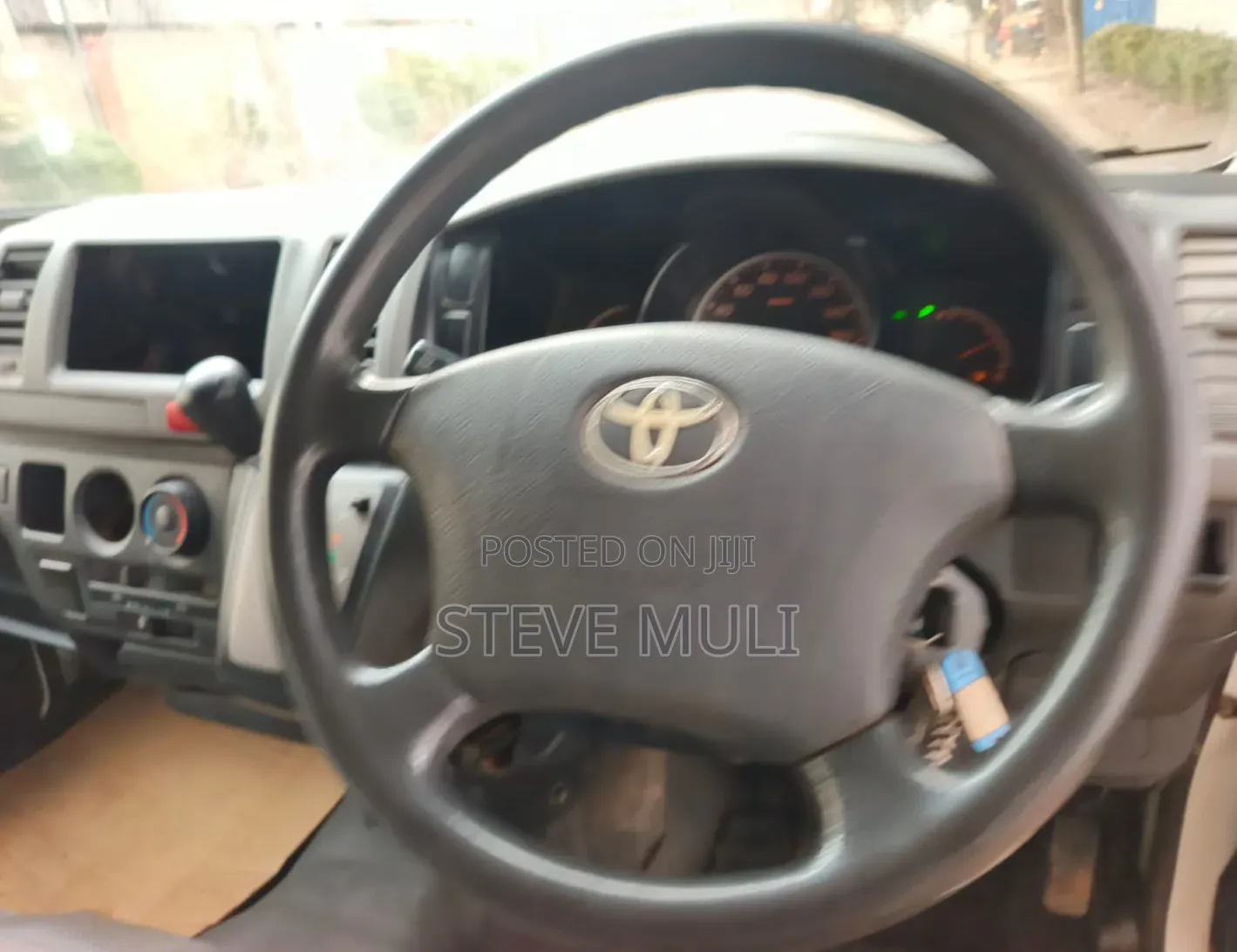 Toyota HiAce 2011 Yellow