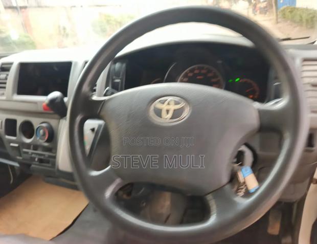 Toyota HiAce 2011 Yellow - thumbnail 9