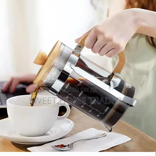 French Press Coffee Maker 800ml With a Wooden Handle and Lid