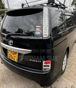 Toyota ISIS 2013 Black