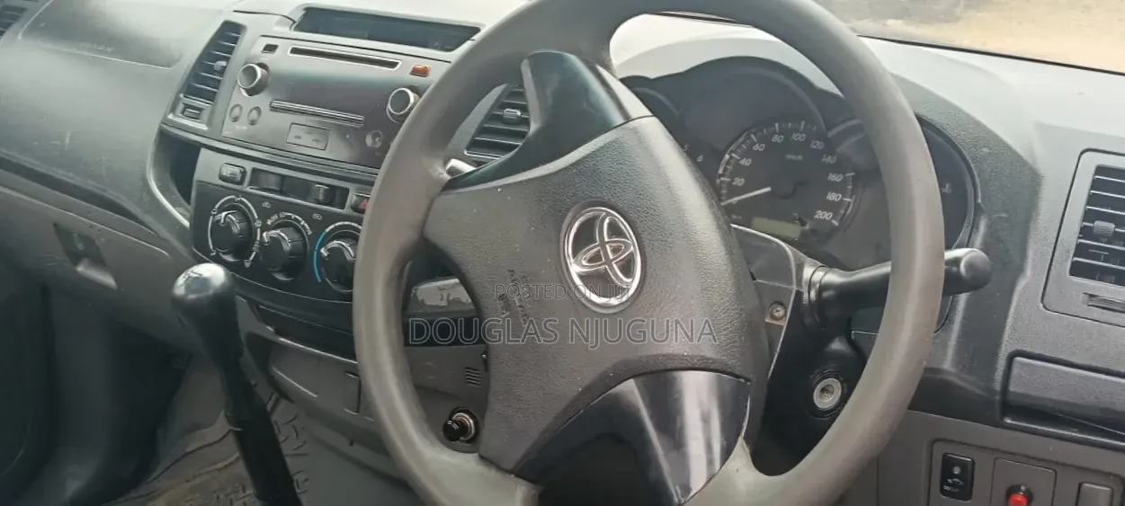 Toyota Hilux 2012 Gold