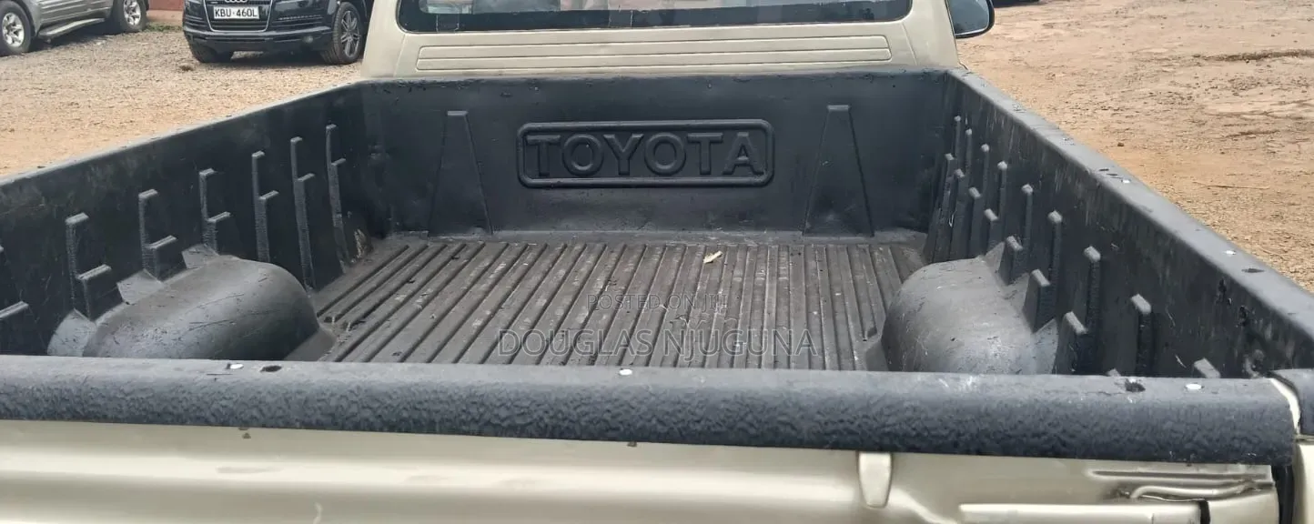 Toyota Hilux 2012 Gold