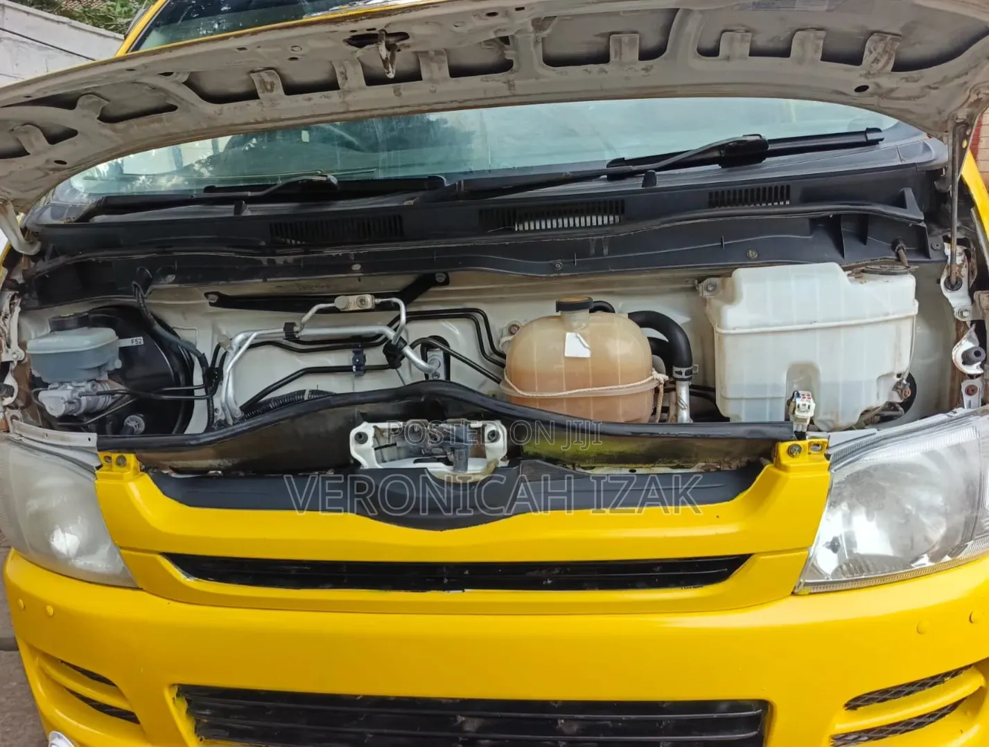 Toyota HiAce 2010 Yellow